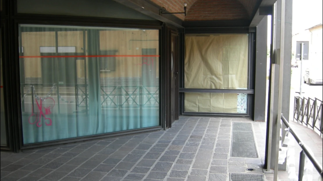 L'ingresso è al
            riparo dalle intemperie: una comodità per te, per i tuoi
            clienti, per i tuoi collaboratori